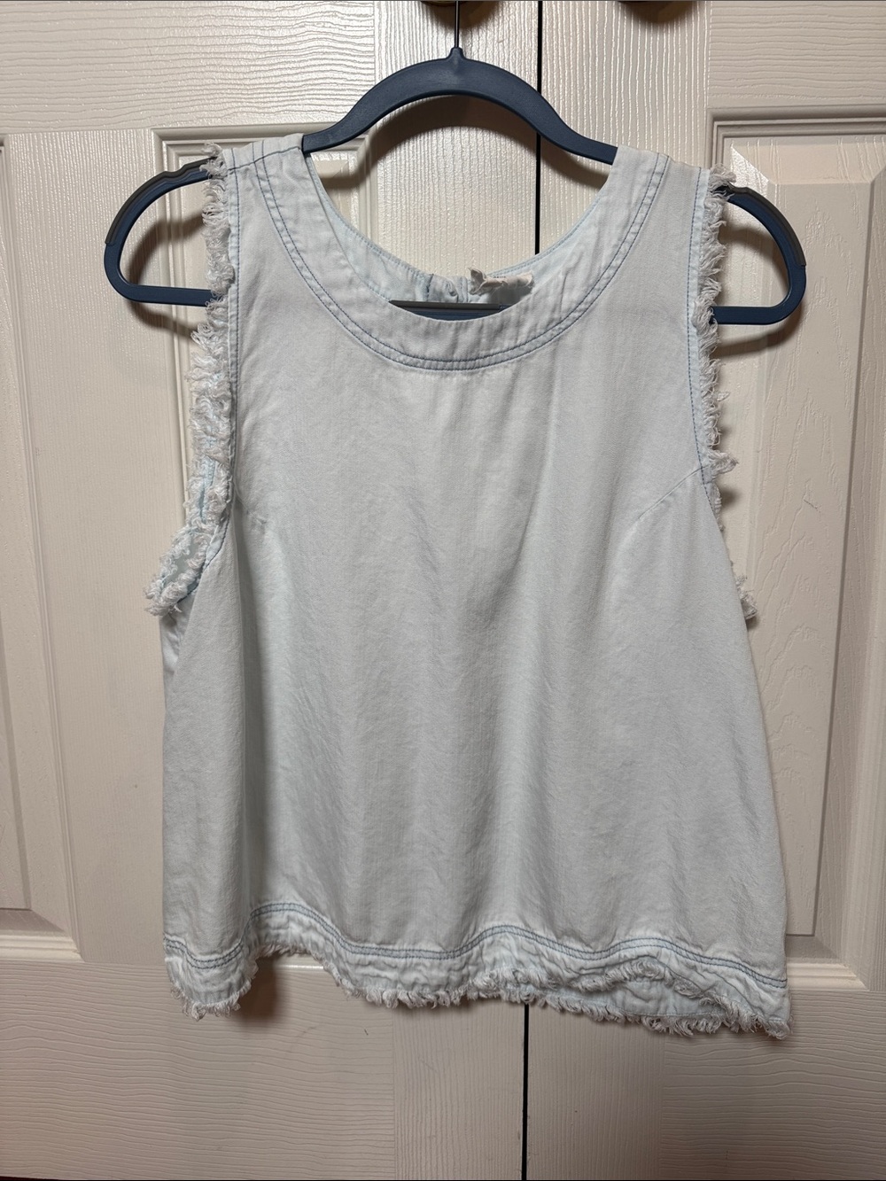 TxS Light Wash chambray Denim Sleeveless Tank Top Raw Hem Button Back XL blue